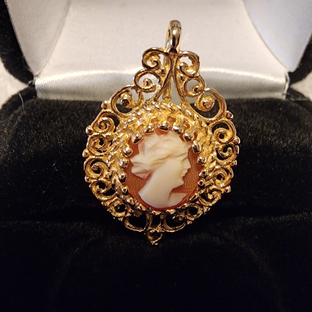 Elegant Gold Cameo Pendant - Picture 5 of 8